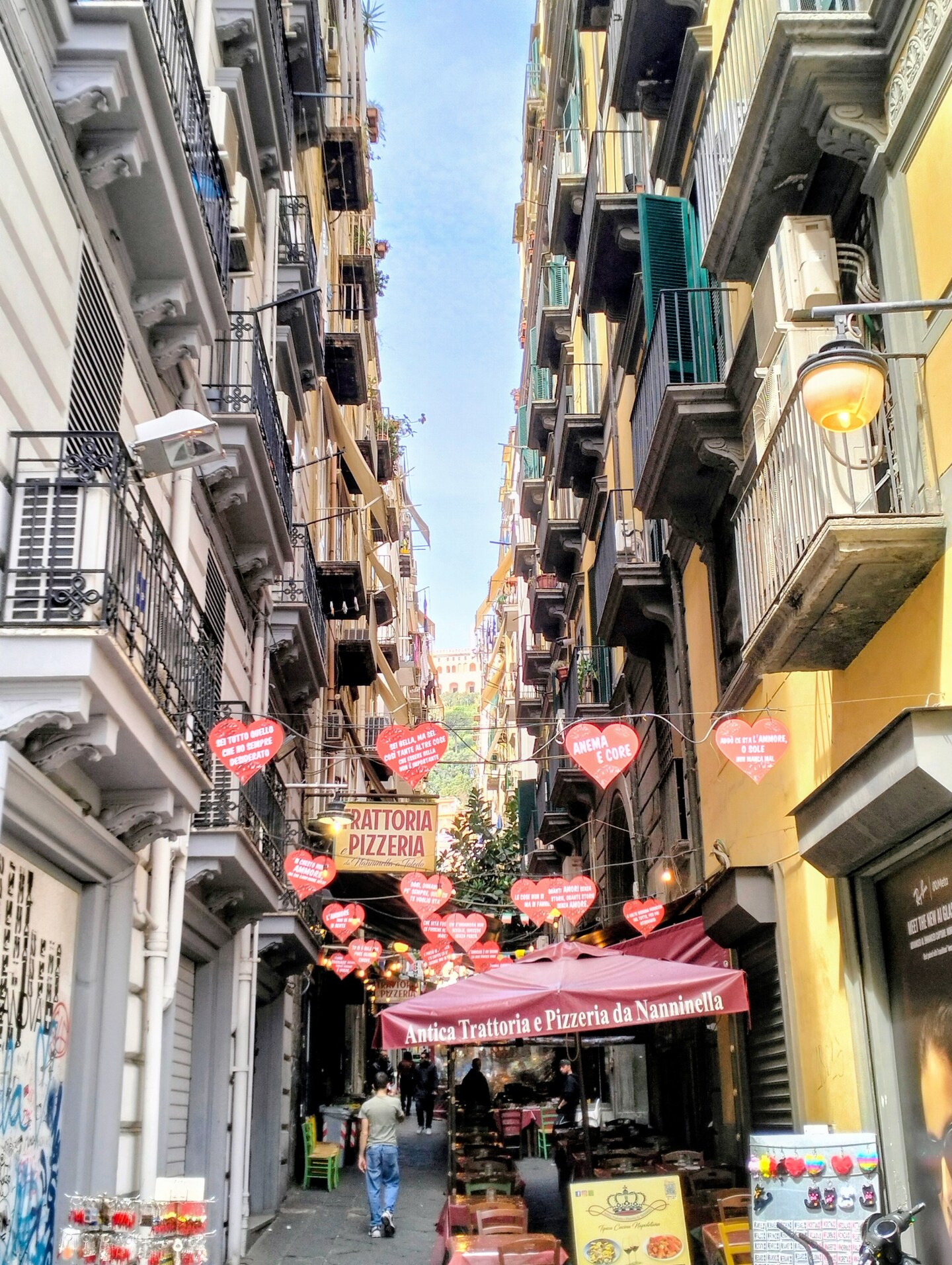 I vicoli dei Quartieri Spagnoli, tra panni stesi, bandiere e palazzi colorati